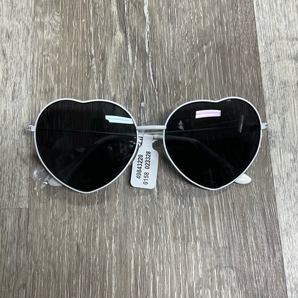 Urban Outfitters metal hearts sunglasses, white. - Picture 2 of 4
